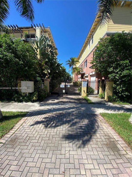 For Rent: $2,900 (2 beds, 2 baths, 1950 Square Feet)