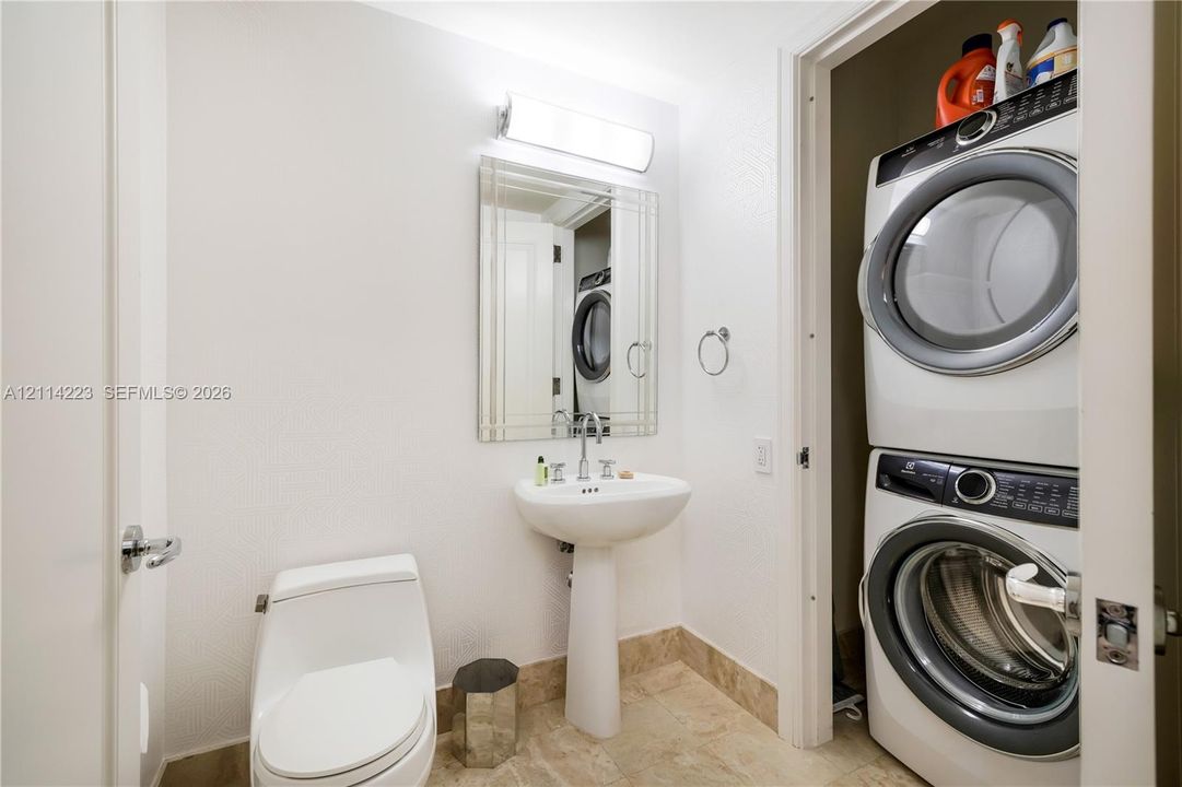На продажу: $1,995,000 (2 спален, 2 ванн, 1801 Квадратных фут)