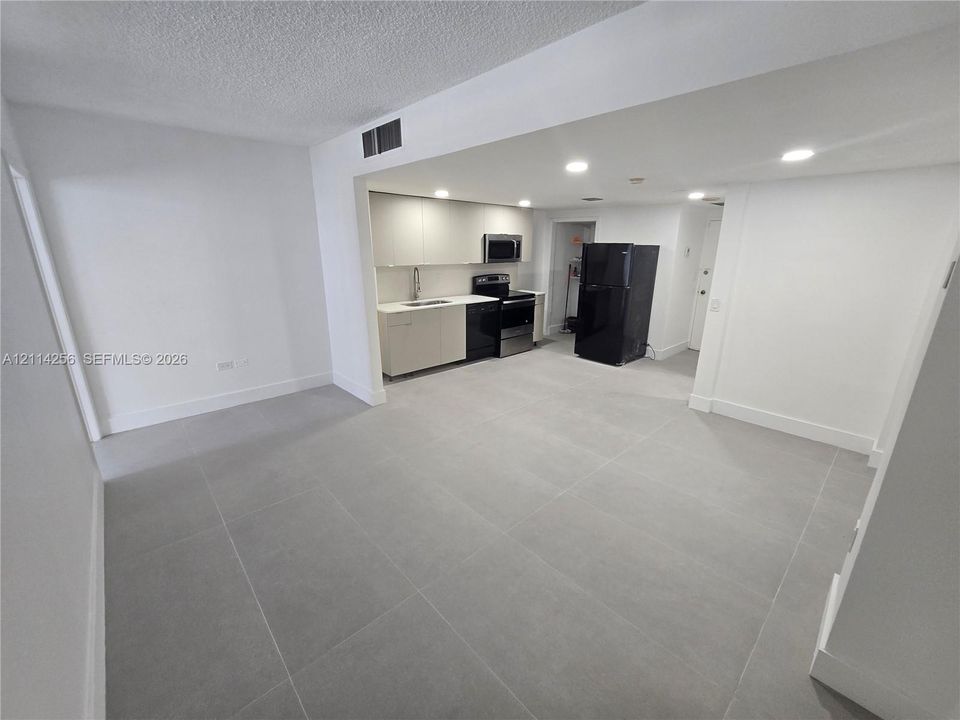 For Rent: $2,900 (1 beds, 1 baths, 580 Square Feet)