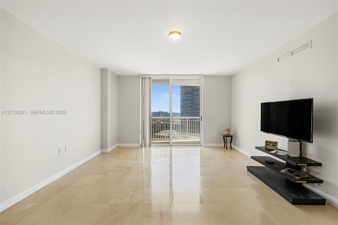 For Rent: $2,350 (1 beds, 1 baths, 920 Square Feet)