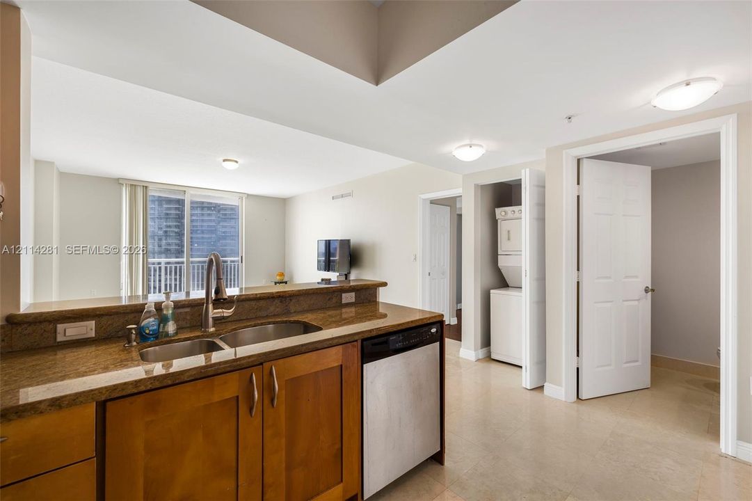 For Rent: $2,350 (1 beds, 1 baths, 920 Square Feet)