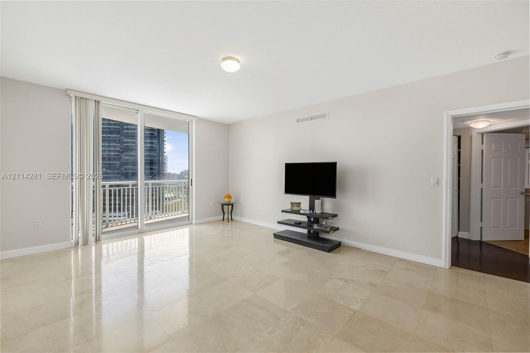 For Rent: $2,350 (1 beds, 1 baths, 920 Square Feet)