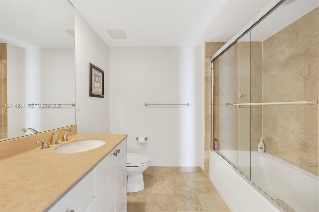 For Rent: $2,350 (1 beds, 1 baths, 920 Square Feet)