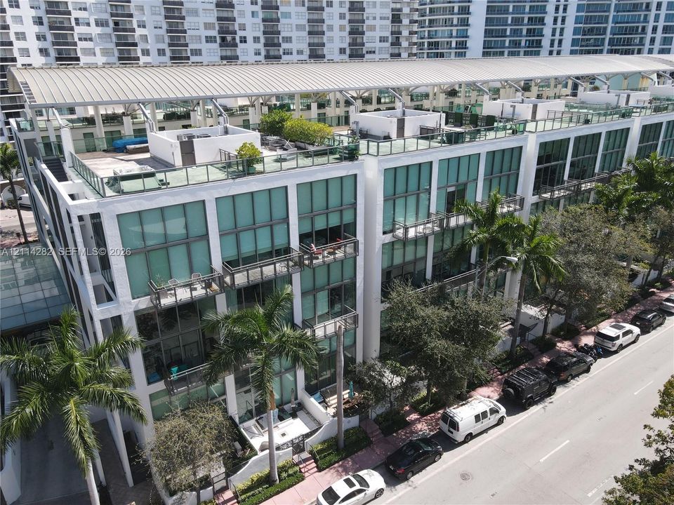For Rent: $3,600 (1 beds, 1 baths, 1011 Square Feet)