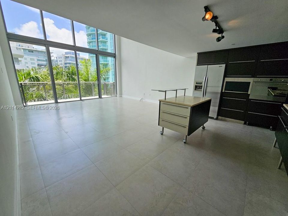 For Rent: $3,600 (1 beds, 1 baths, 1011 Square Feet)