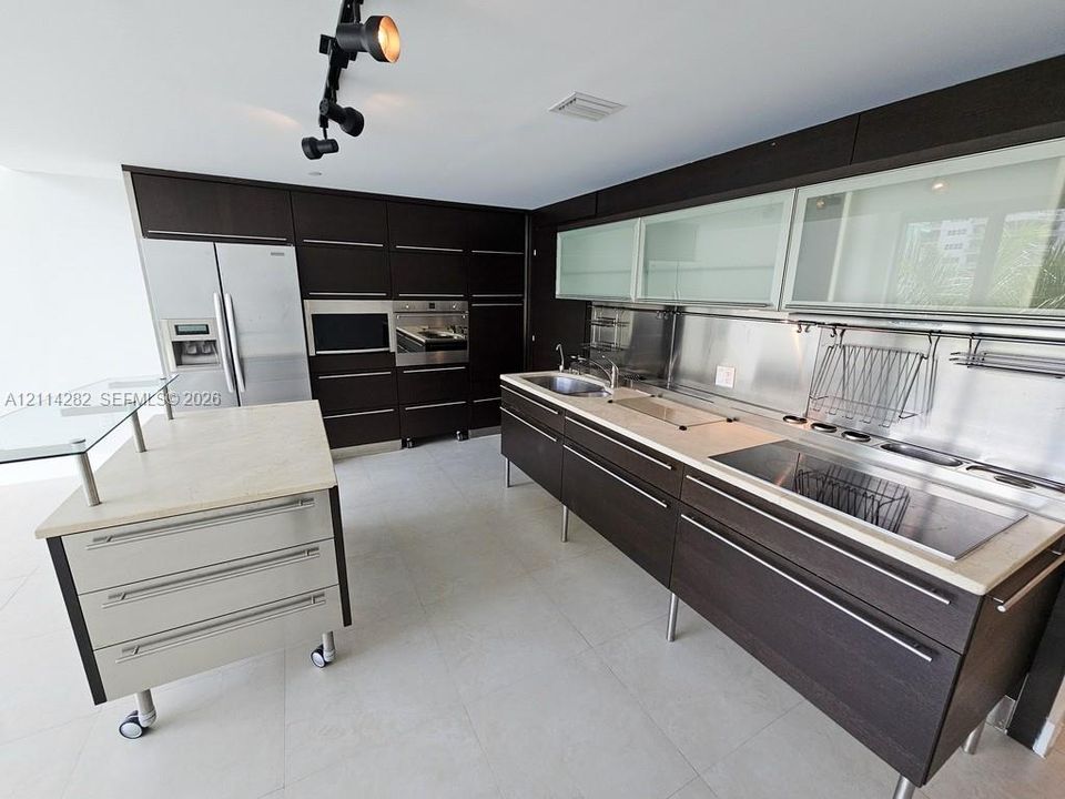 For Rent: $3,600 (1 beds, 1 baths, 1011 Square Feet)