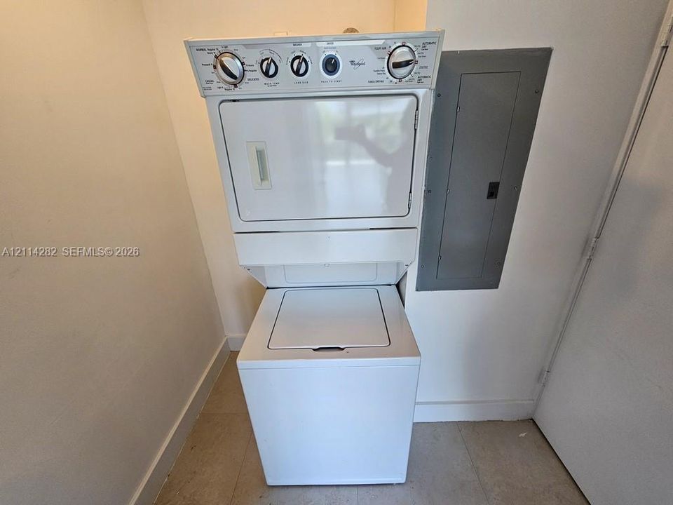 For Rent: $3,600 (1 beds, 1 baths, 1011 Square Feet)