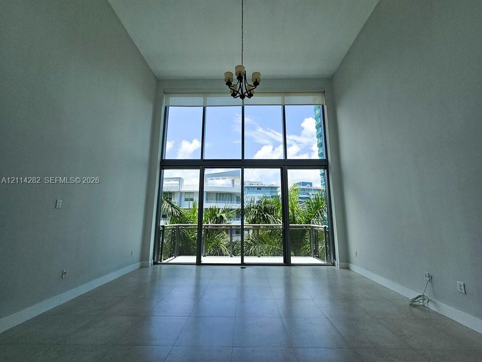 For Rent: $3,600 (1 beds, 1 baths, 1011 Square Feet)
