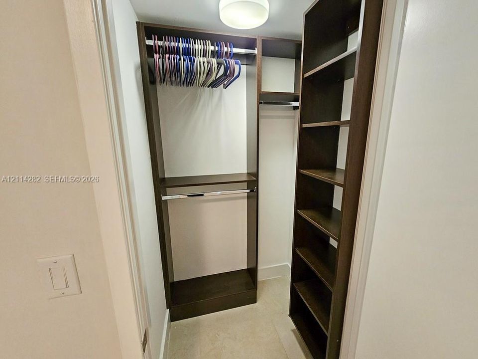 For Rent: $3,600 (1 beds, 1 baths, 1011 Square Feet)