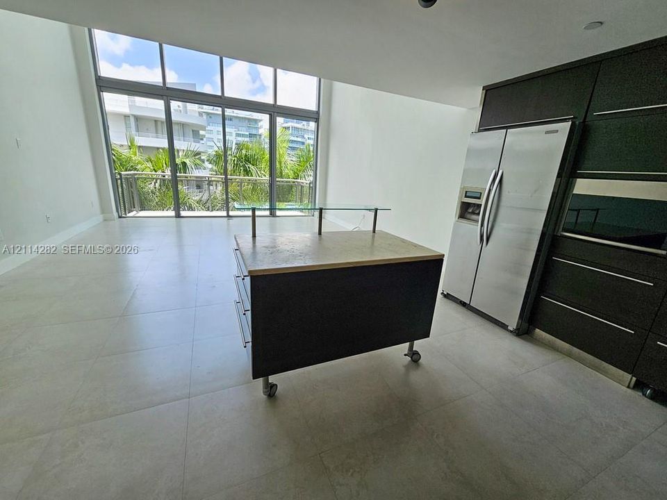 For Rent: $3,600 (1 beds, 1 baths, 1011 Square Feet)