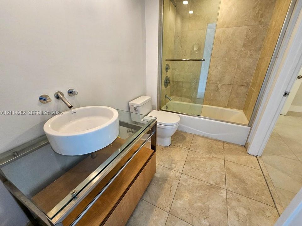 For Rent: $3,600 (1 beds, 1 baths, 1011 Square Feet)