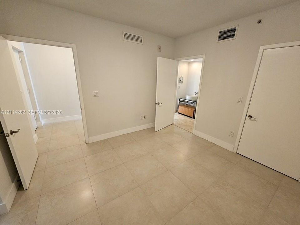 For Rent: $3,600 (1 beds, 1 baths, 1011 Square Feet)