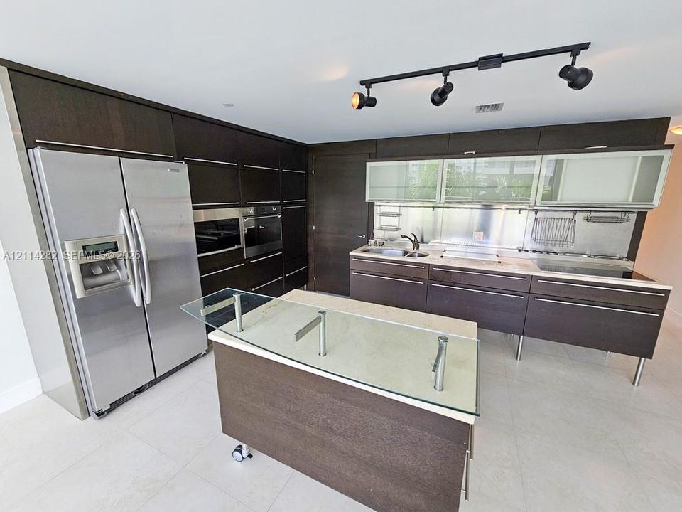 For Rent: $3,600 (1 beds, 1 baths, 1011 Square Feet)