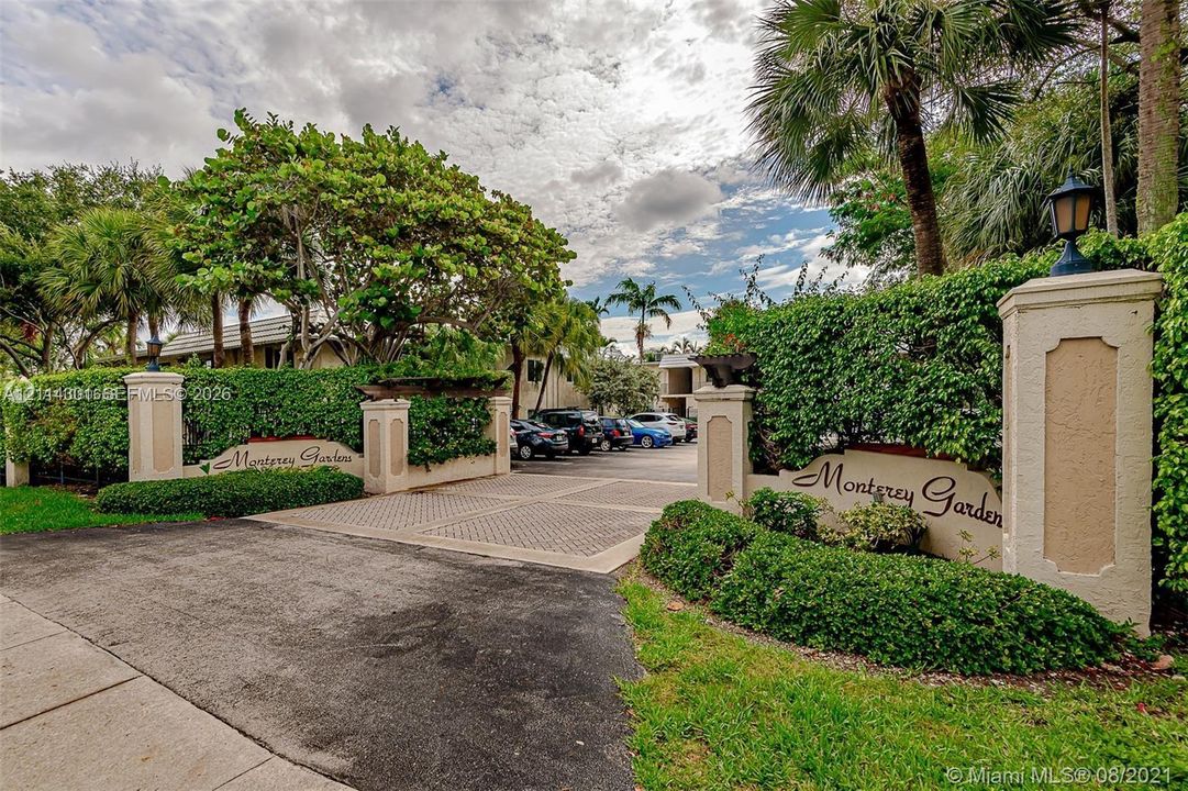 For Sale: $385,000 (2 beds, 1 baths, 805 Square Feet)