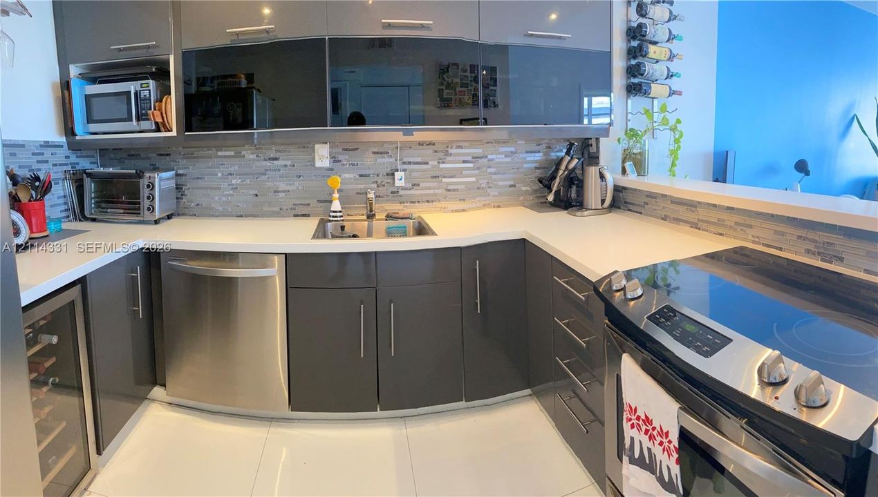 For Rent: $2,450 (1 beds, 1 baths, 780 Square Feet)