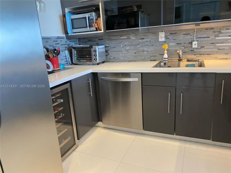 For Rent: $2,450 (1 beds, 1 baths, 780 Square Feet)