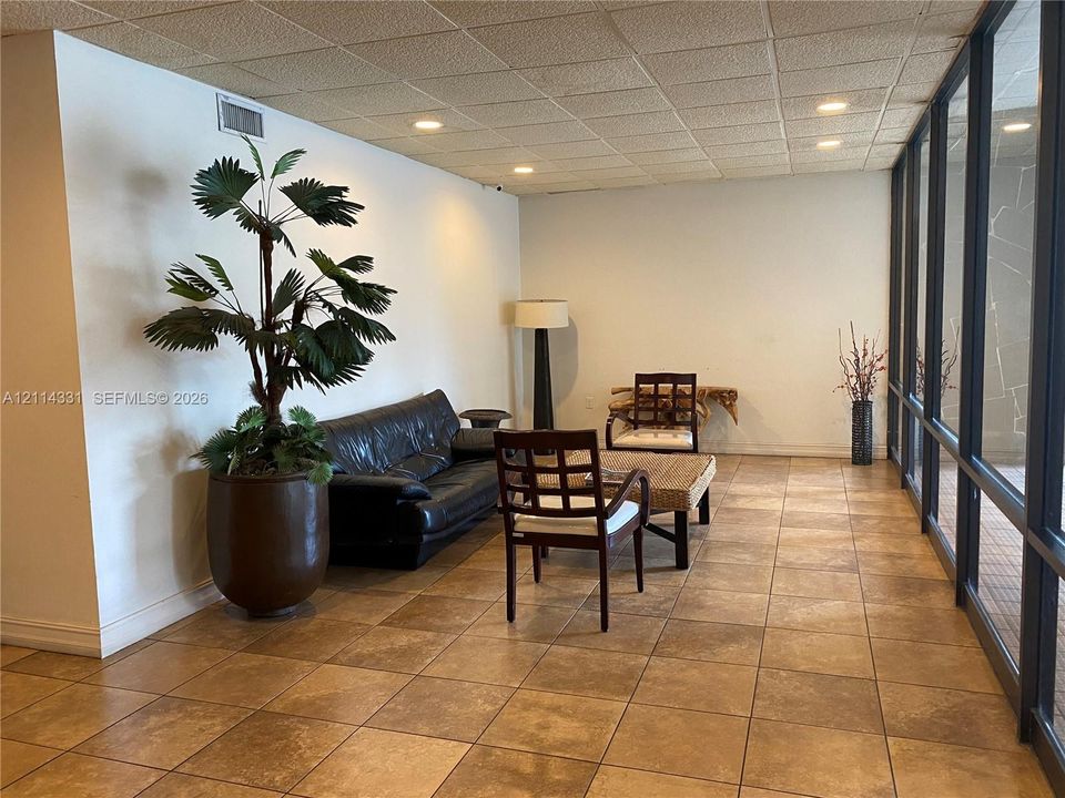 For Rent: $2,450 (1 beds, 1 baths, 780 Square Feet)