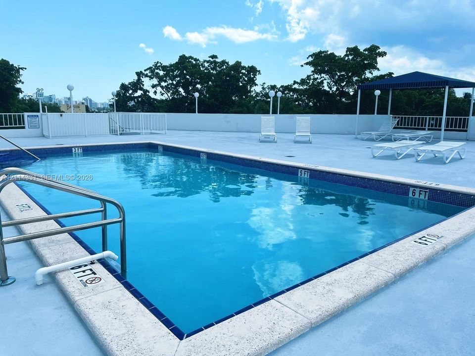 For Rent: $2,450 (1 beds, 1 baths, 780 Square Feet)