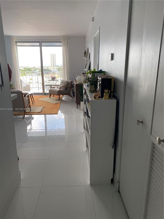 For Rent: $2,450 (1 beds, 1 baths, 780 Square Feet)