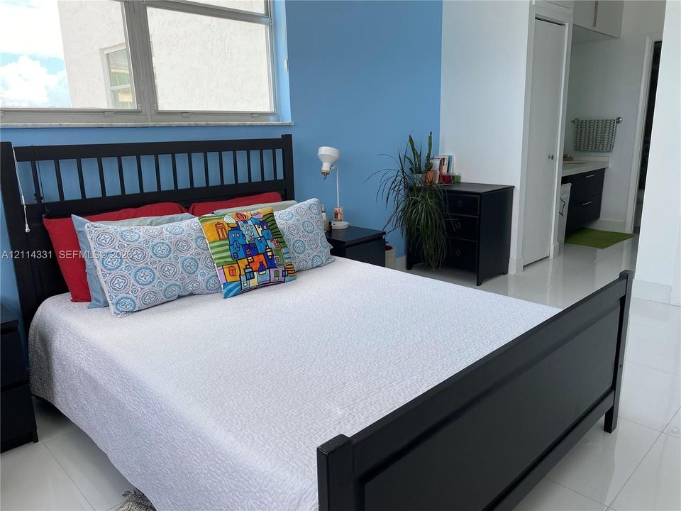 For Rent: $2,450 (1 beds, 1 baths, 780 Square Feet)