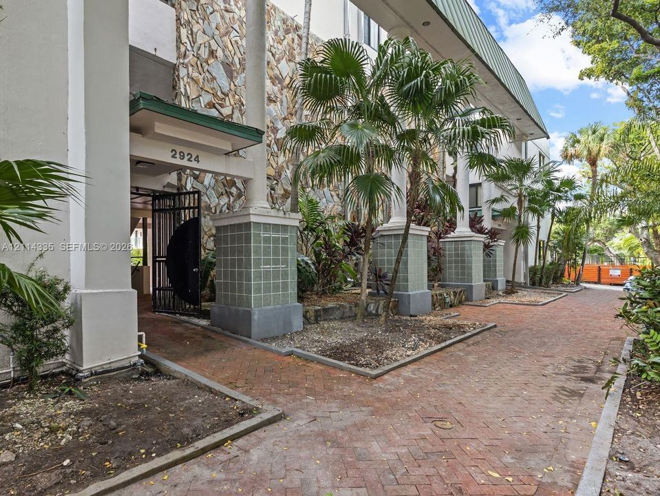 В аренду: $3,800 (2 спален, 2 ванн, 879 Квадратных фут)