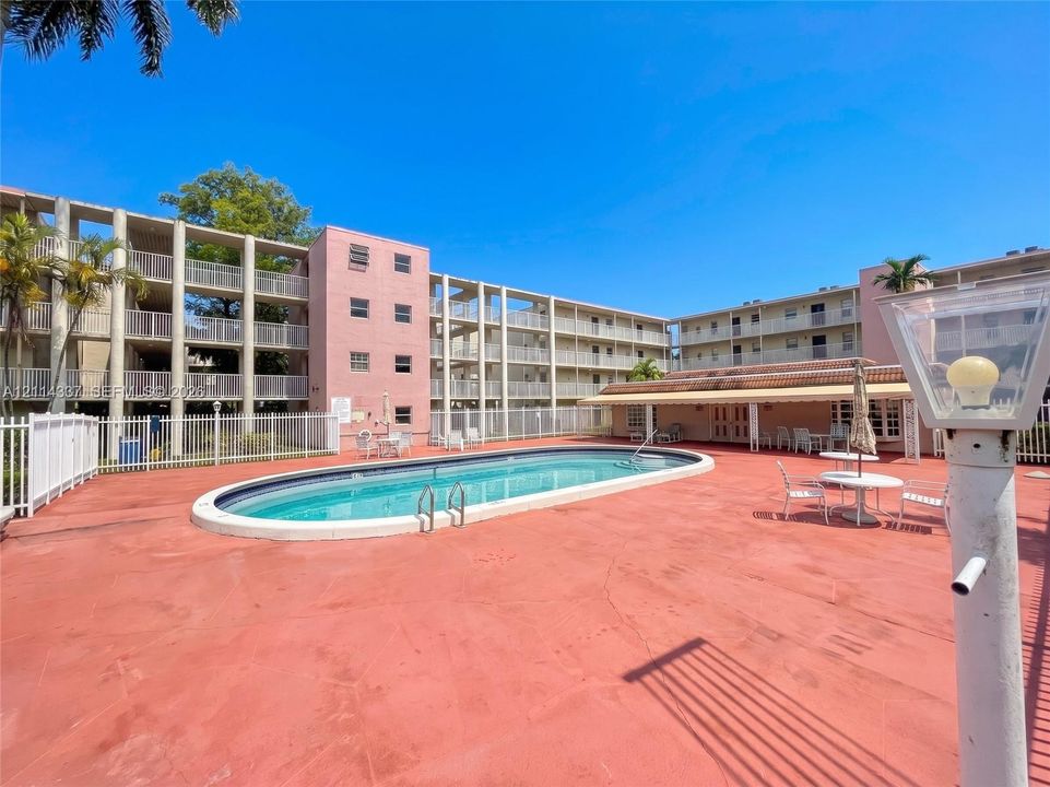 For Sale: $112,000 (1 beds, 1 baths, 735 Square Feet)
