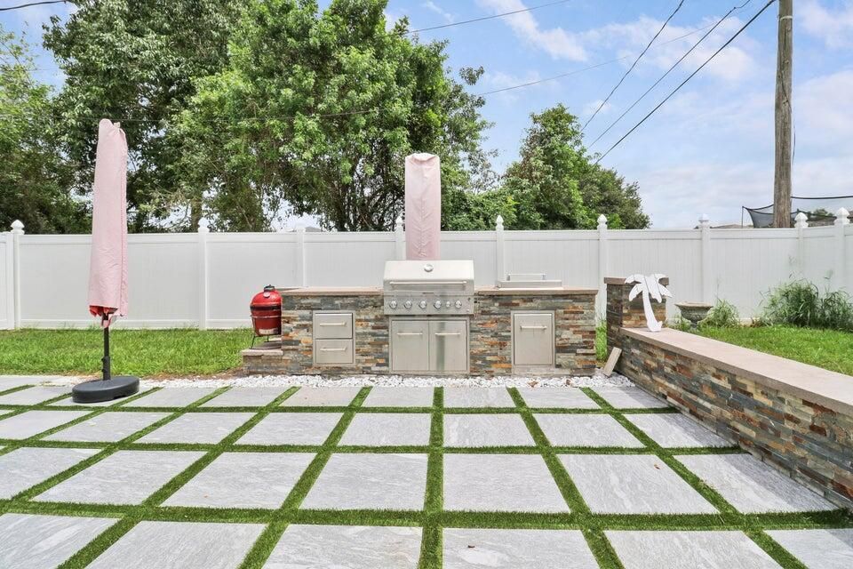 Outdoor kitchen