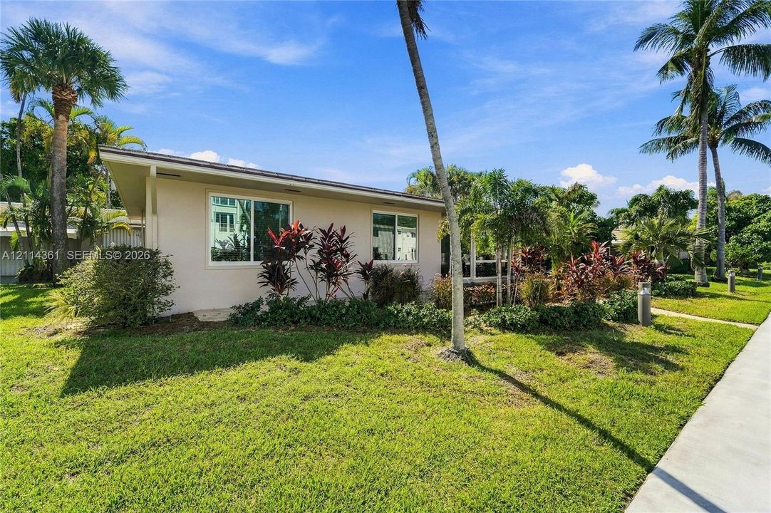 For Sale: $900,000 (2 beds, 2 baths, 1270 Square Feet)
