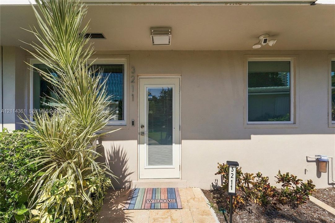 For Sale: $900,000 (2 beds, 2 baths, 1270 Square Feet)