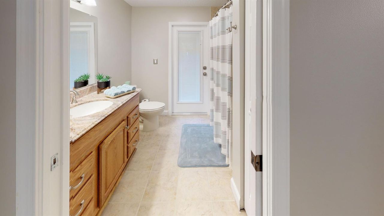 1835-Staimford-Cir-Bathroom(1)