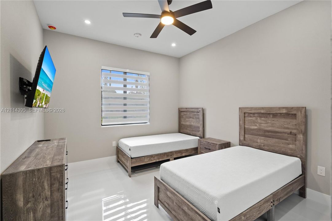 For Sale: $625,000 (3 beds, 3 baths, 1600 Square Feet)