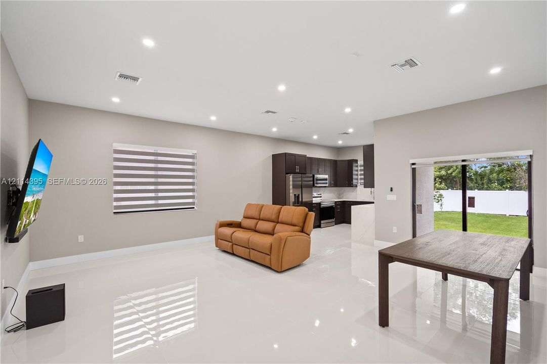 For Sale: $625,000 (3 beds, 3 baths, 1600 Square Feet)