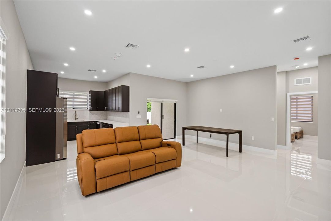 For Sale: $625,000 (3 beds, 3 baths, 1600 Square Feet)