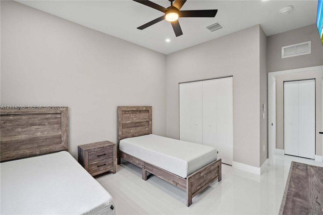 For Sale: $625,000 (3 beds, 3 baths, 1600 Square Feet)