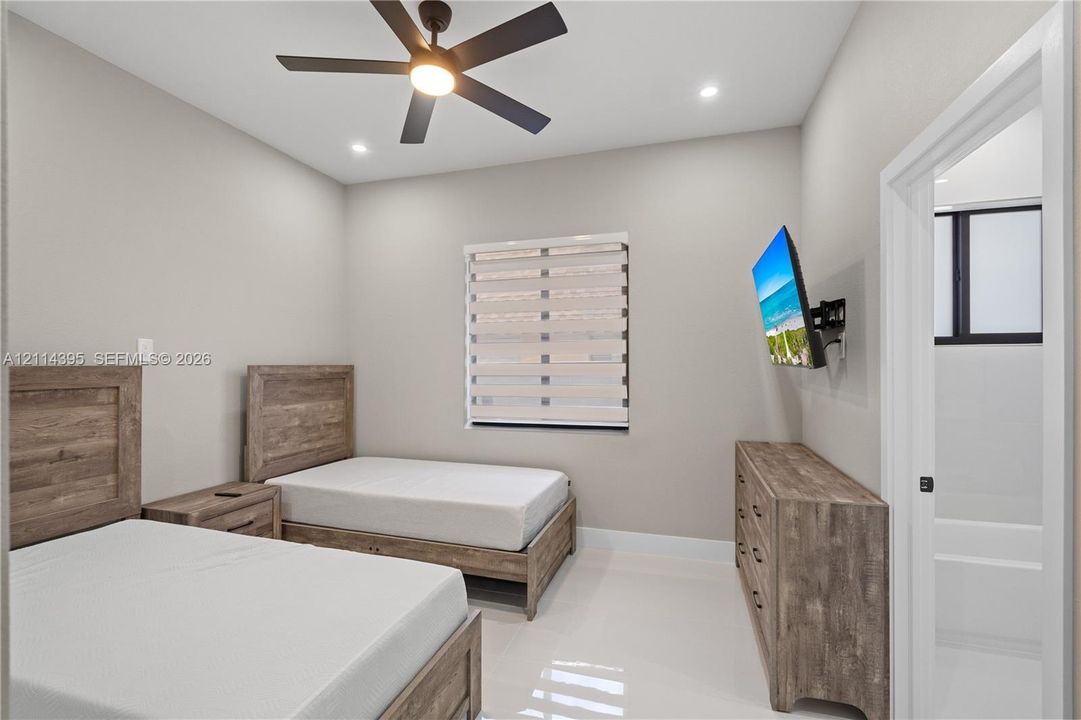 For Sale: $625,000 (3 beds, 3 baths, 1600 Square Feet)