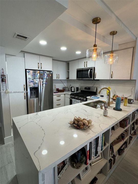 For Sale: $448,900 (1 beds, 1 baths, 896 Square Feet)
