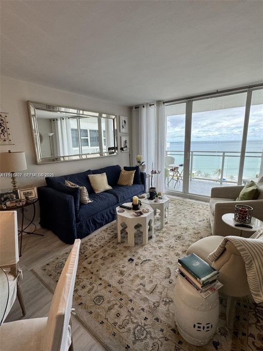 For Sale: $448,900 (1 beds, 1 baths, 896 Square Feet)