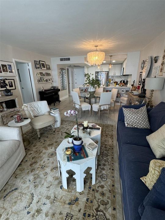 For Sale: $448,900 (1 beds, 1 baths, 896 Square Feet)