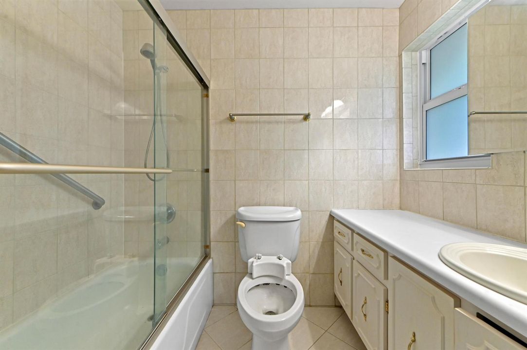 09 - 18 Bathroom 01 - ORIGINAL UNEDITED