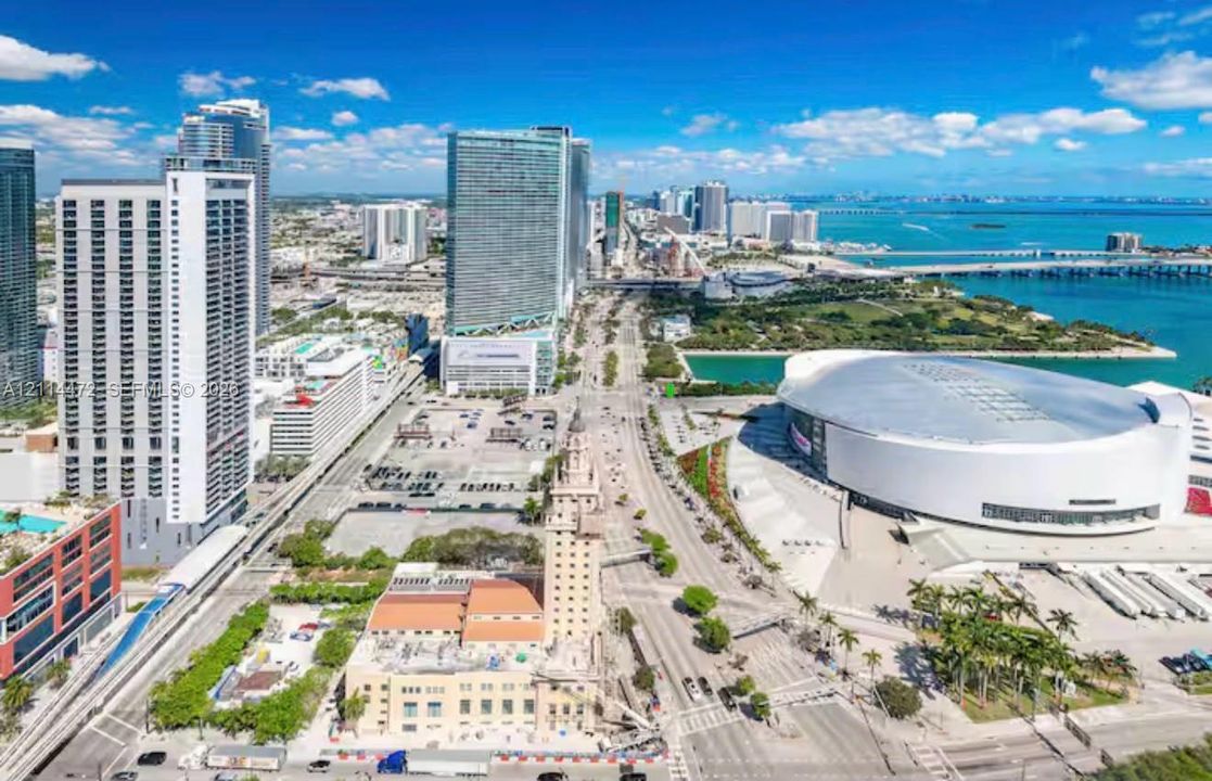 Aerial perspective featuring proximity to the urban skyline, waterfront access, coastal bay, and major metropolitan landmarks