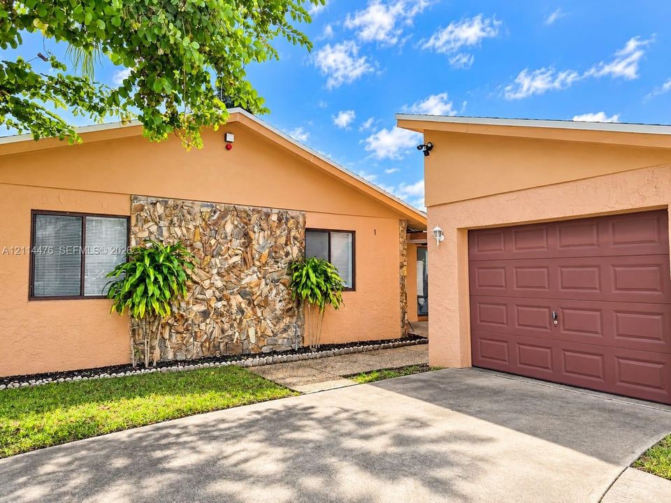 For Sale: $480,000 (3 beds, 2 baths, 1384 Square Feet)