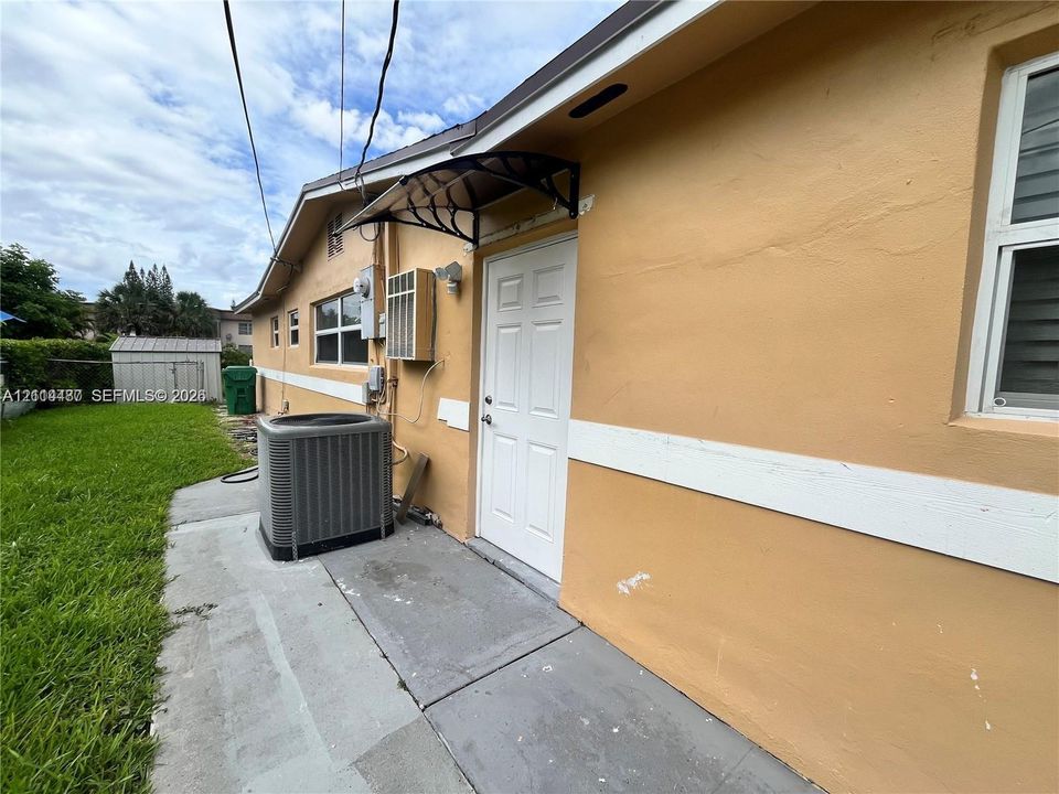 For Rent: $1,300 (0 beds, 1 baths, 1693 Square Feet)