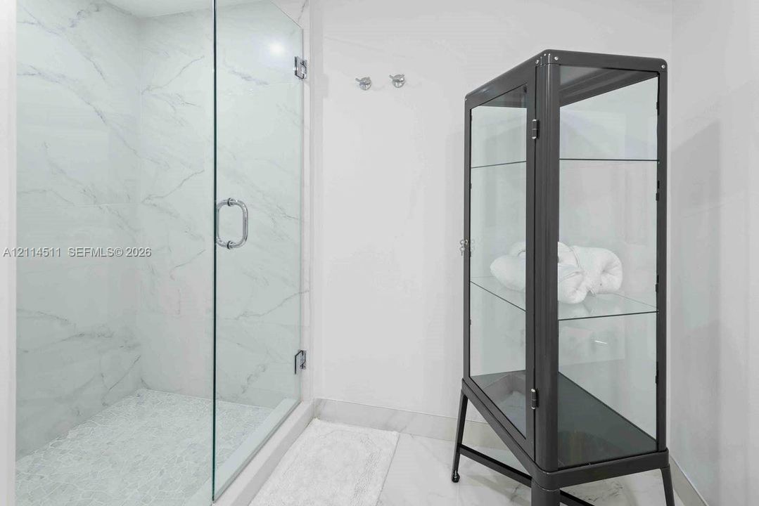 For Rent: $3,500 (1 beds, 1 baths, 1048 Square Feet)