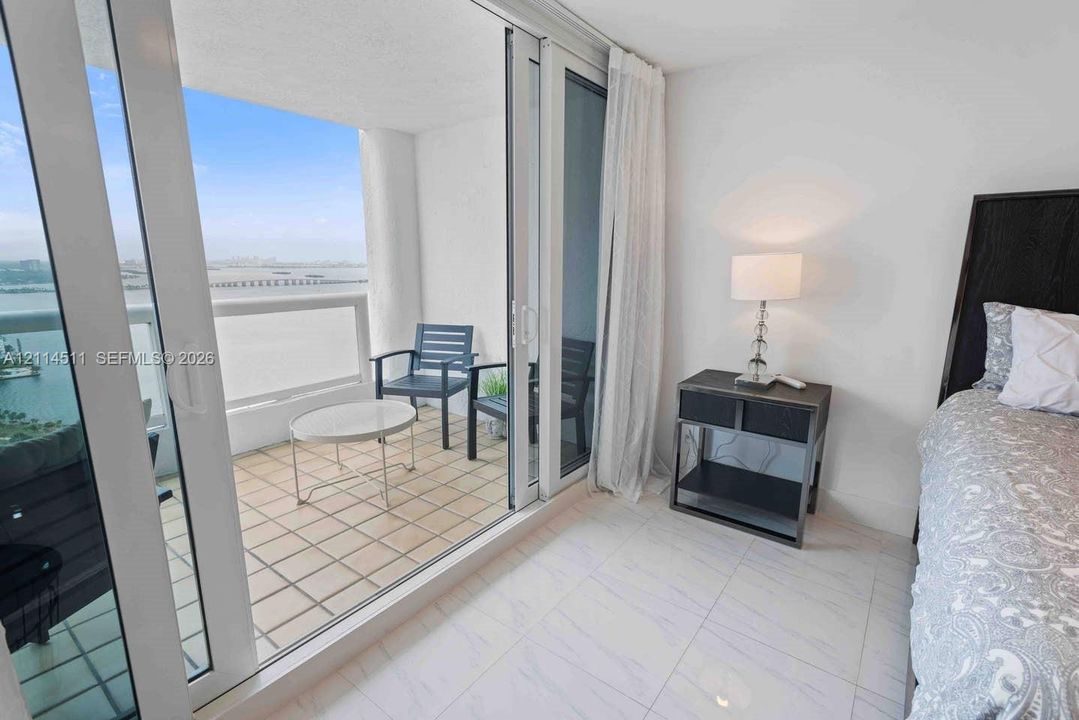 For Rent: $3,500 (1 beds, 1 baths, 1048 Square Feet)