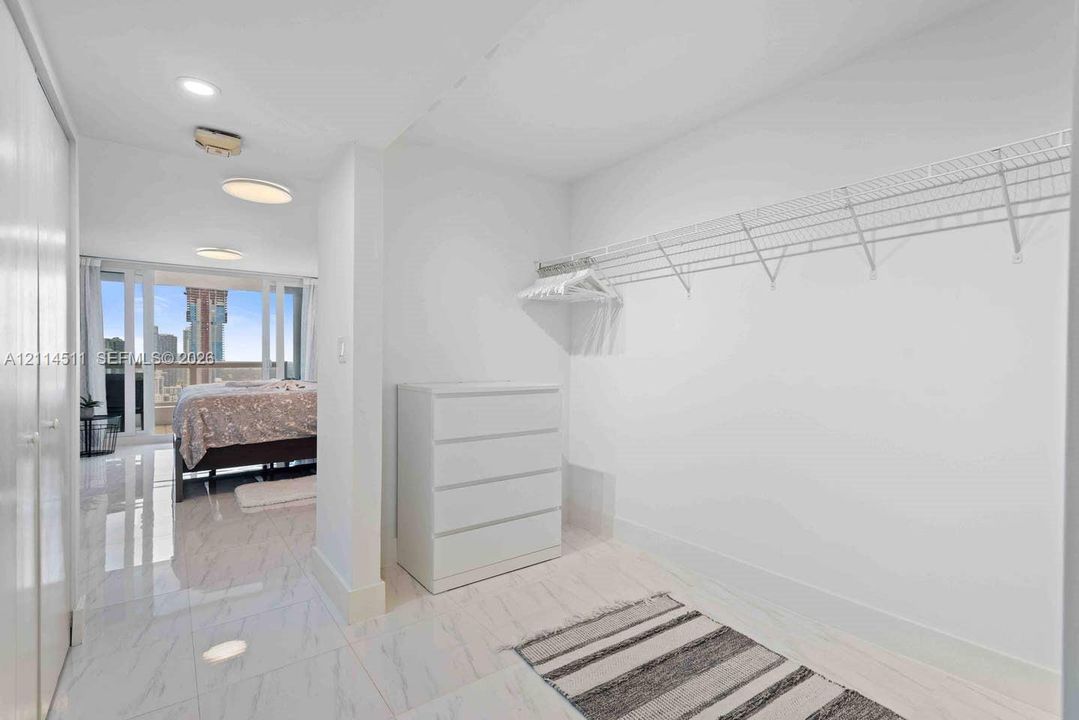 For Rent: $3,500 (1 beds, 1 baths, 1048 Square Feet)