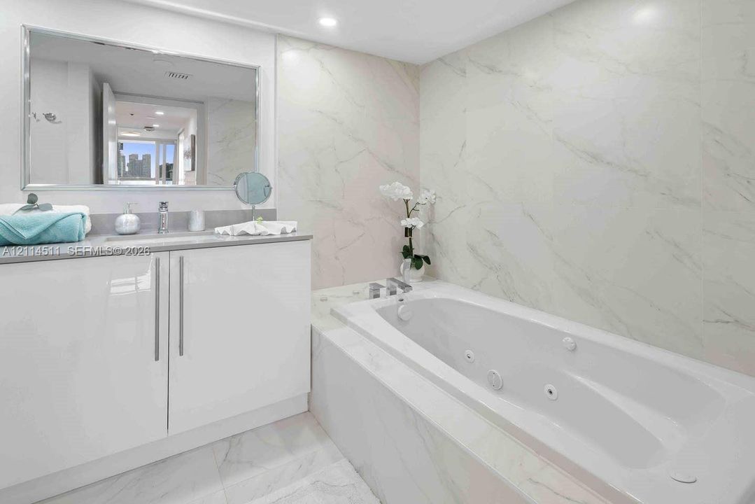 For Rent: $3,500 (1 beds, 1 baths, 1048 Square Feet)