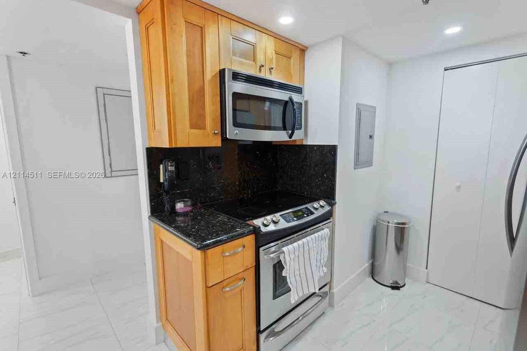 For Rent: $3,500 (1 beds, 1 baths, 1048 Square Feet)