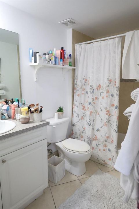 For Rent: $2,600 (2 beds, 2 baths, 930 Square Feet)