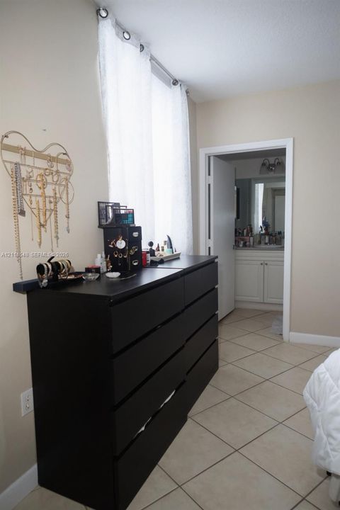 For Rent: $2,600 (2 beds, 2 baths, 930 Square Feet)