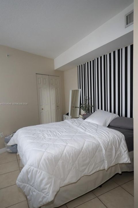 For Rent: $2,600 (2 beds, 2 baths, 930 Square Feet)